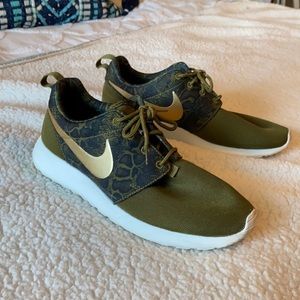 Nike Olive Snakeskin Roshe Sneakers Women's 10